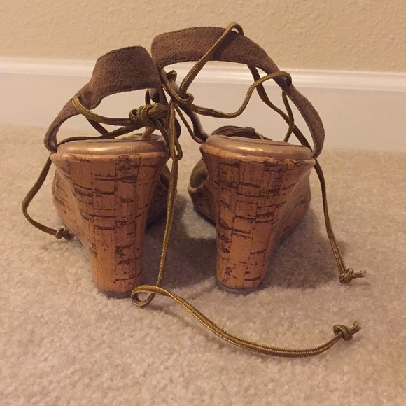 Red Lips Wedge Toe Heels - Picture 3 of 8